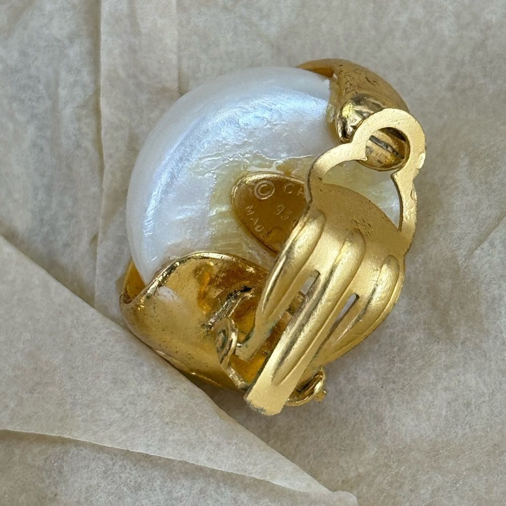 Chanel Vintage 93a Large Faux Pearl Gold Clip On Earrings - Picture 13 of 16